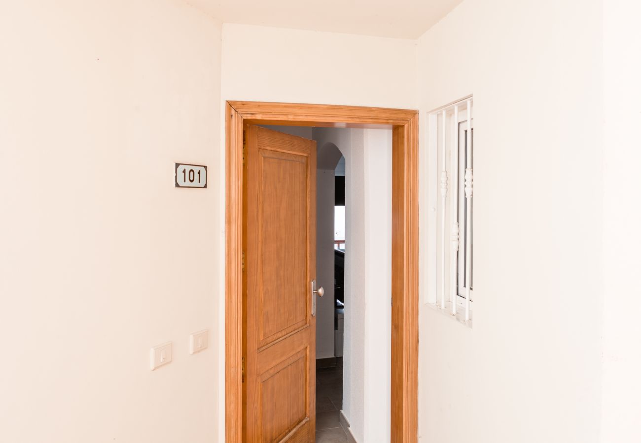 Ferienwohnung in Adeje - HomeForGuest WOHNUNG MIT SCHWIMMBAD 50M VOM MEER ENTFERNT IN LA CALETA 
