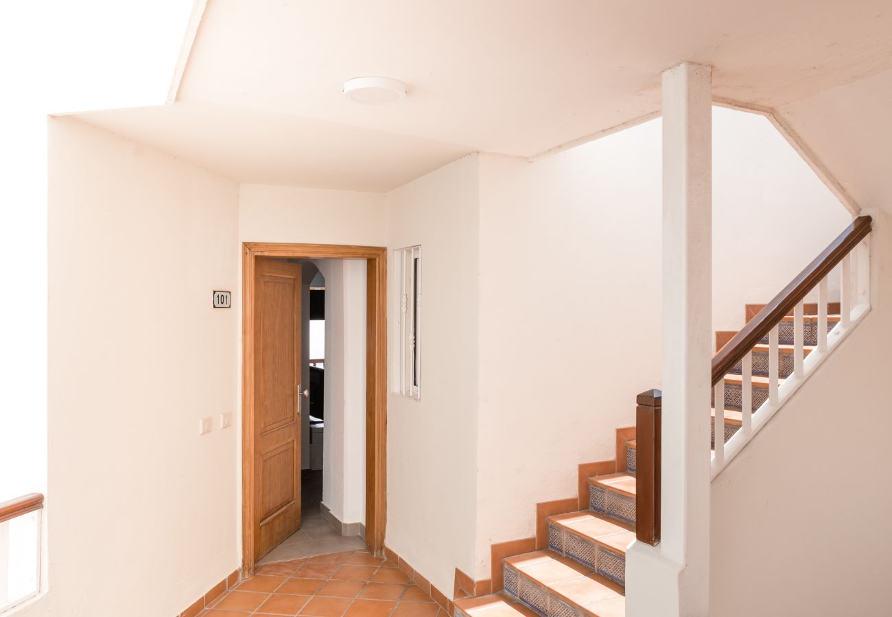 Ferienwohnung in Adeje - HomeForGuest WOHNUNG MIT SCHWIMMBAD 50M VOM MEER ENTFERNT IN LA CALETA 