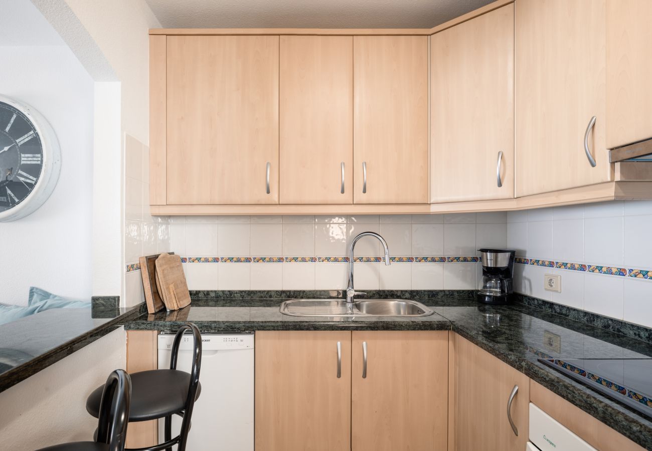 Ferienwohnung in Adeje - HomeForGuest WOHNUNG MIT SCHWIMMBAD 50M VOM MEER ENTFERNT IN LA CALETA 
