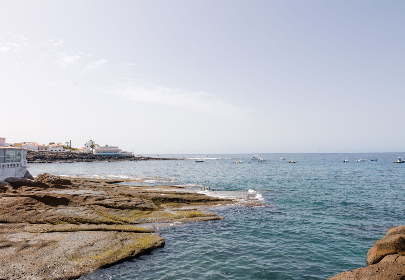 Ferienwohnung in Adeje - HomeForGuest WOHNUNG MIT SCHWIMMBAD 50M VOM MEER ENTFERNT IN LA CALETA 
