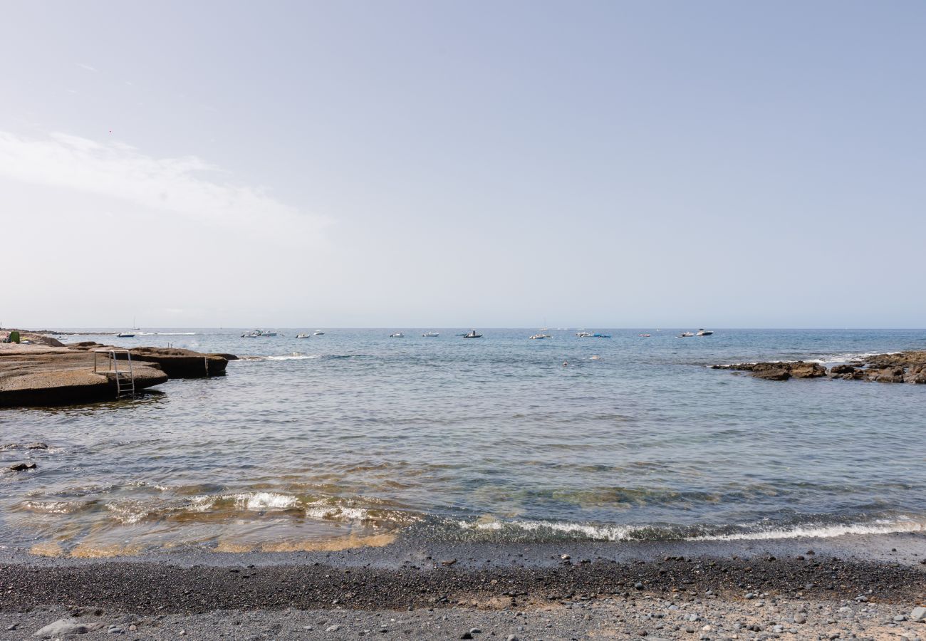 Ferienwohnung in Adeje - HomeForGuest WOHNUNG MIT SCHWIMMBAD 50M VOM MEER ENTFERNT IN LA CALETA 