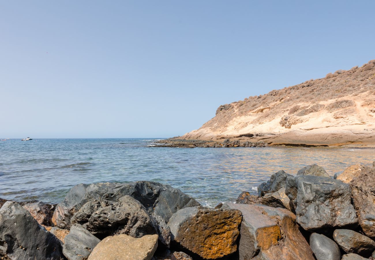 Ferienwohnung in Adeje - HomeForGuest WOHNUNG MIT SCHWIMMBAD 50M VOM MEER ENTFERNT IN LA CALETA 