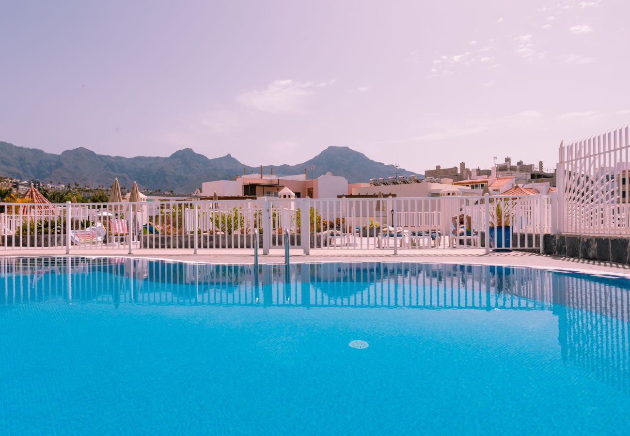 Ferienwohnung in Adeje - HomeForGuest WOHNUNG MIT SCHWIMMBAD 50M VOM MEER ENTFERNT IN LA CALETA 