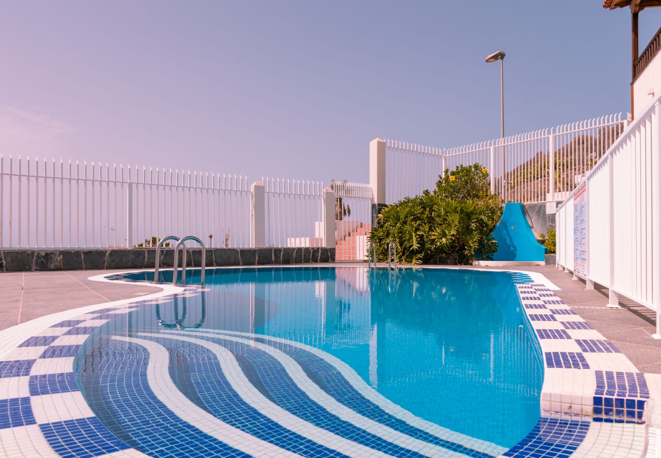 Ferienwohnung in Adeje - HomeForGuest WOHNUNG MIT SCHWIMMBAD 50M VOM MEER ENTFERNT IN LA CALETA 