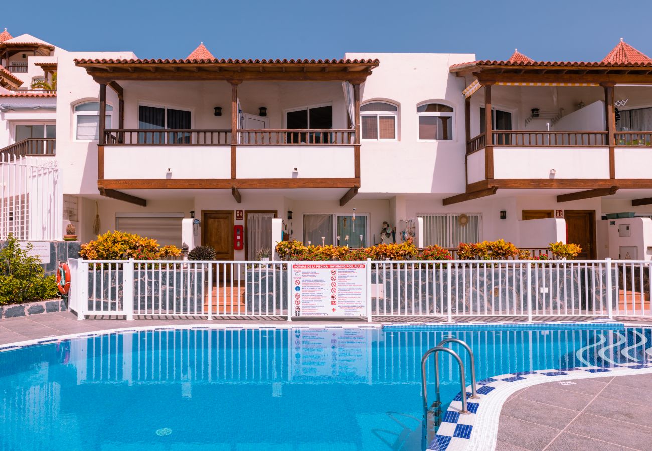 Ferienwohnung in Adeje - HomeForGuest WOHNUNG MIT SCHWIMMBAD 50M VOM MEER ENTFERNT IN LA CALETA 