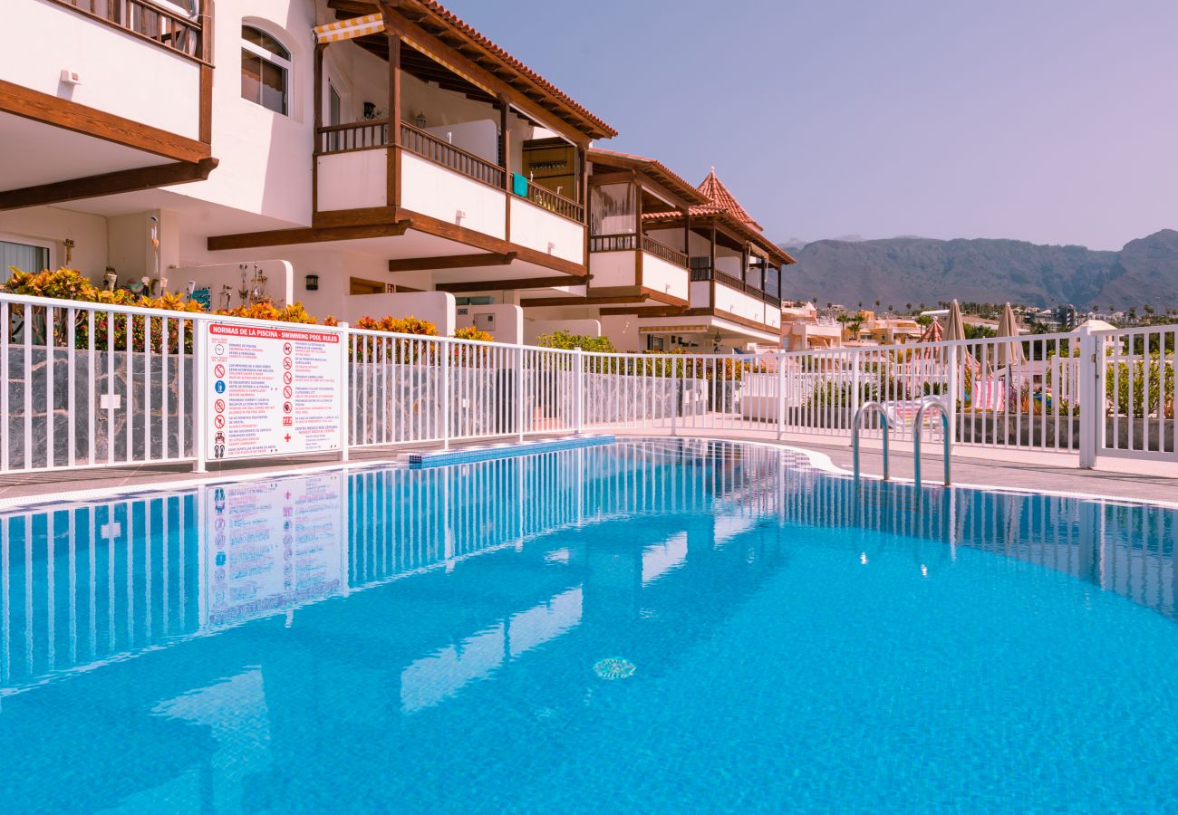 Ferienwohnung in Adeje - HomeForGuest WOHNUNG MIT SCHWIMMBAD 50M VOM MEER ENTFERNT IN LA CALETA 