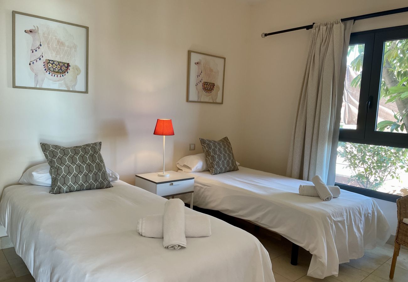 Villa in San Bartolomé de Tirajana - HomeForGuest Villa mit privatem Pool und Blick auf den Golfplatz
