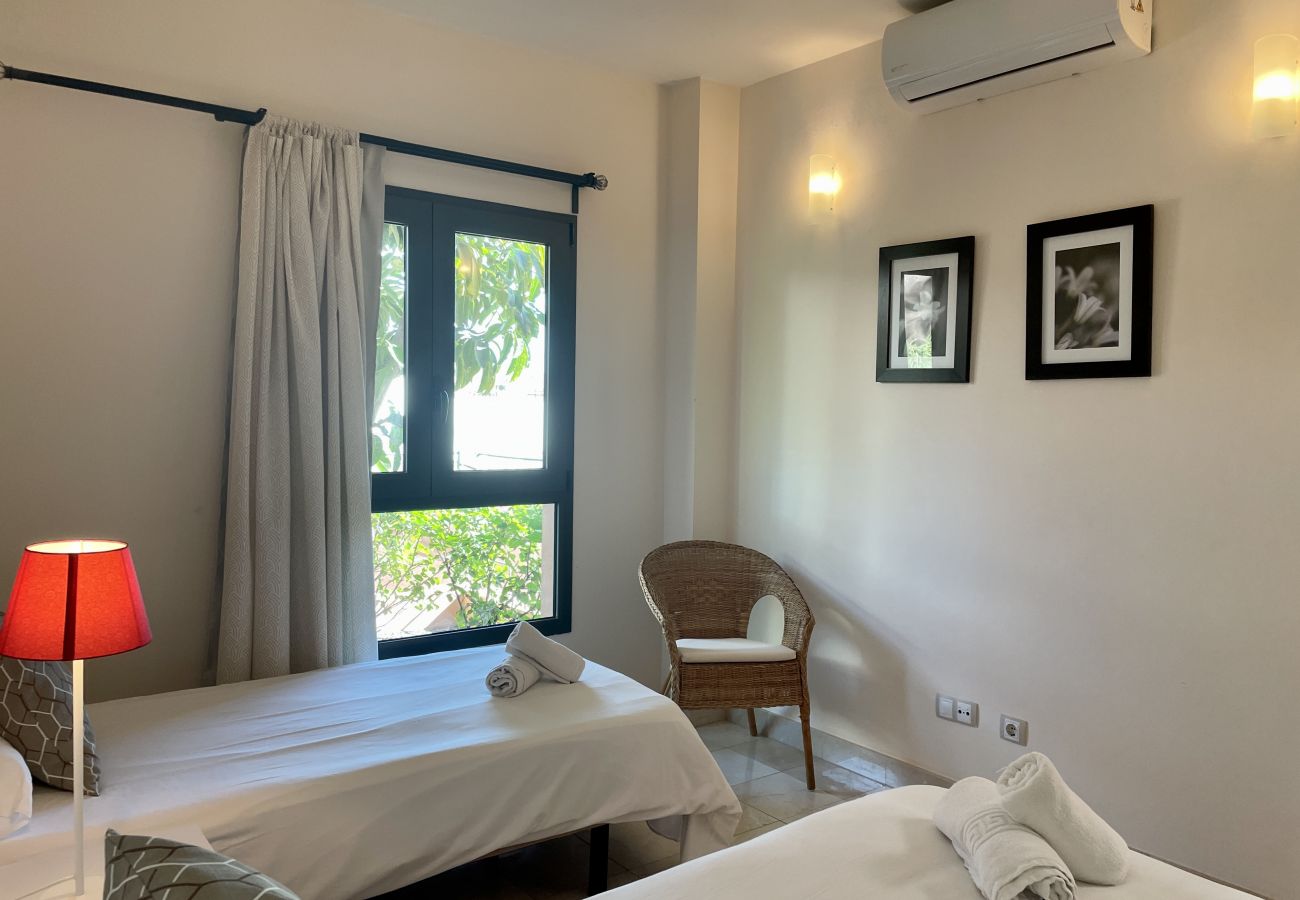 Villa in San Bartolomé de Tirajana - HomeForGuest Villa mit privatem Pool und Blick auf den Golfplatz