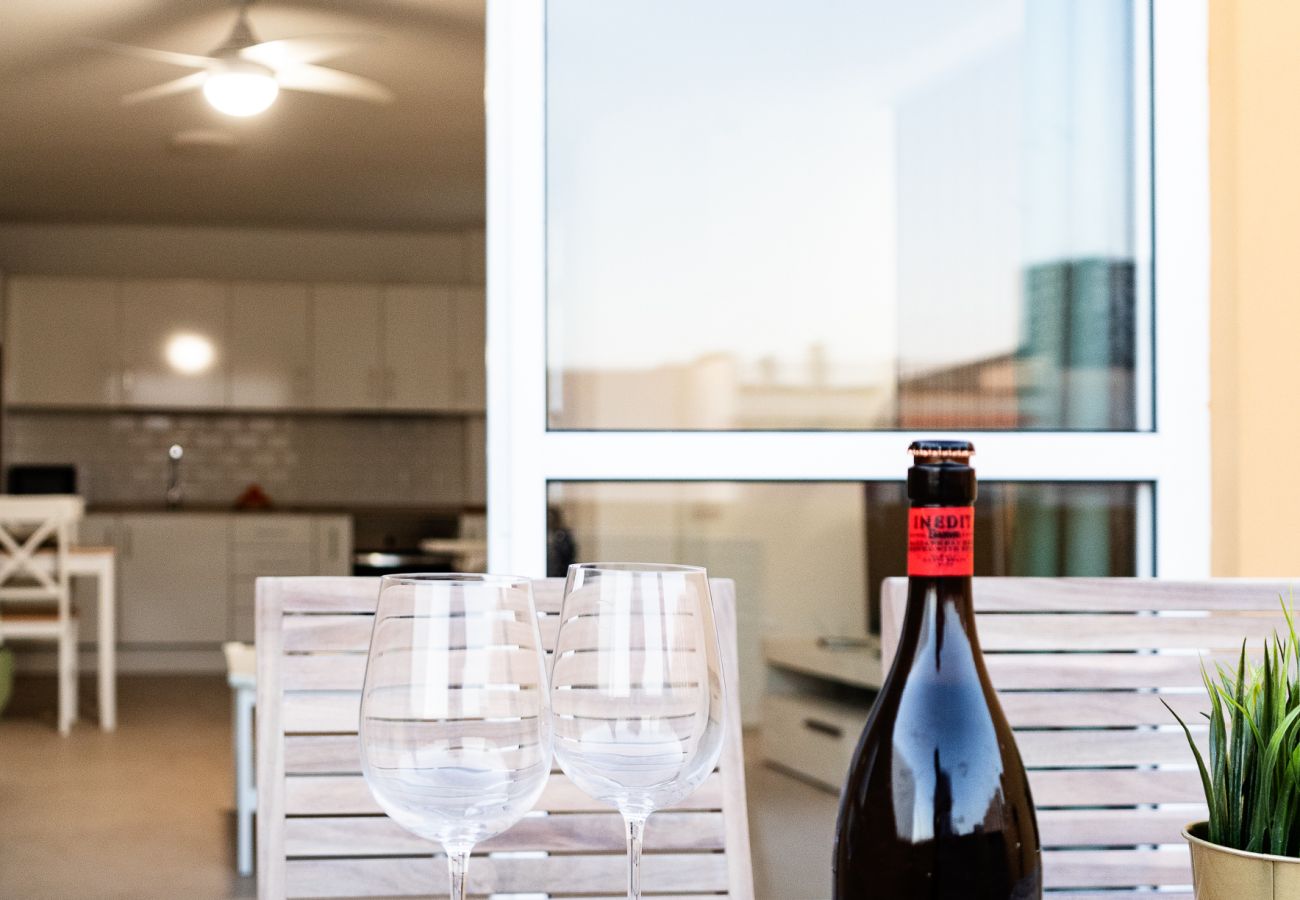 Ferienwohnung in Los Cristianos - HomeForGuest  Penthouse Martina mit Terrasse in Los Cristianos