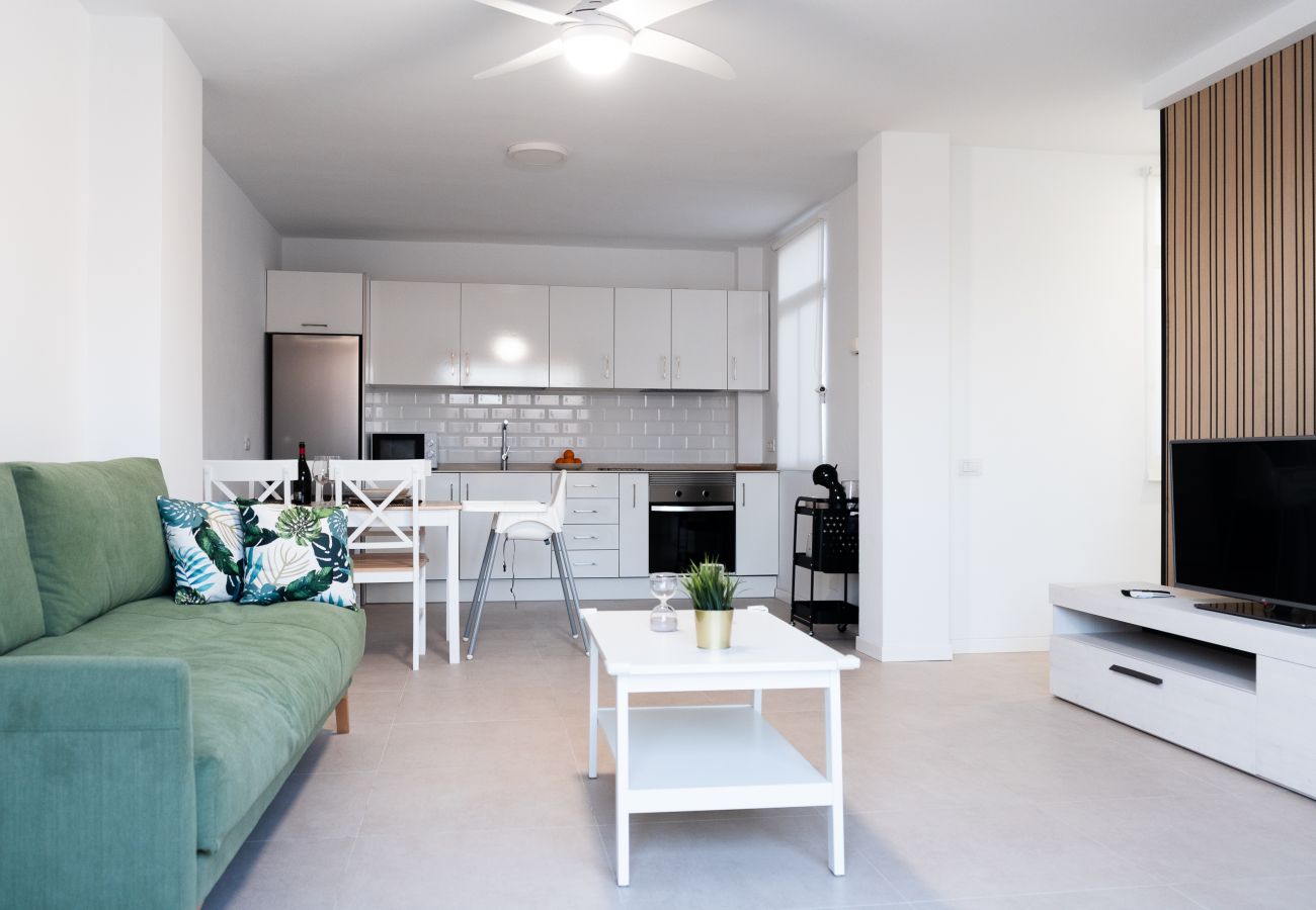 Ferienwohnung in Los Cristianos - HomeForGuest  Penthouse Martina mit Terrasse in Los Cristianos