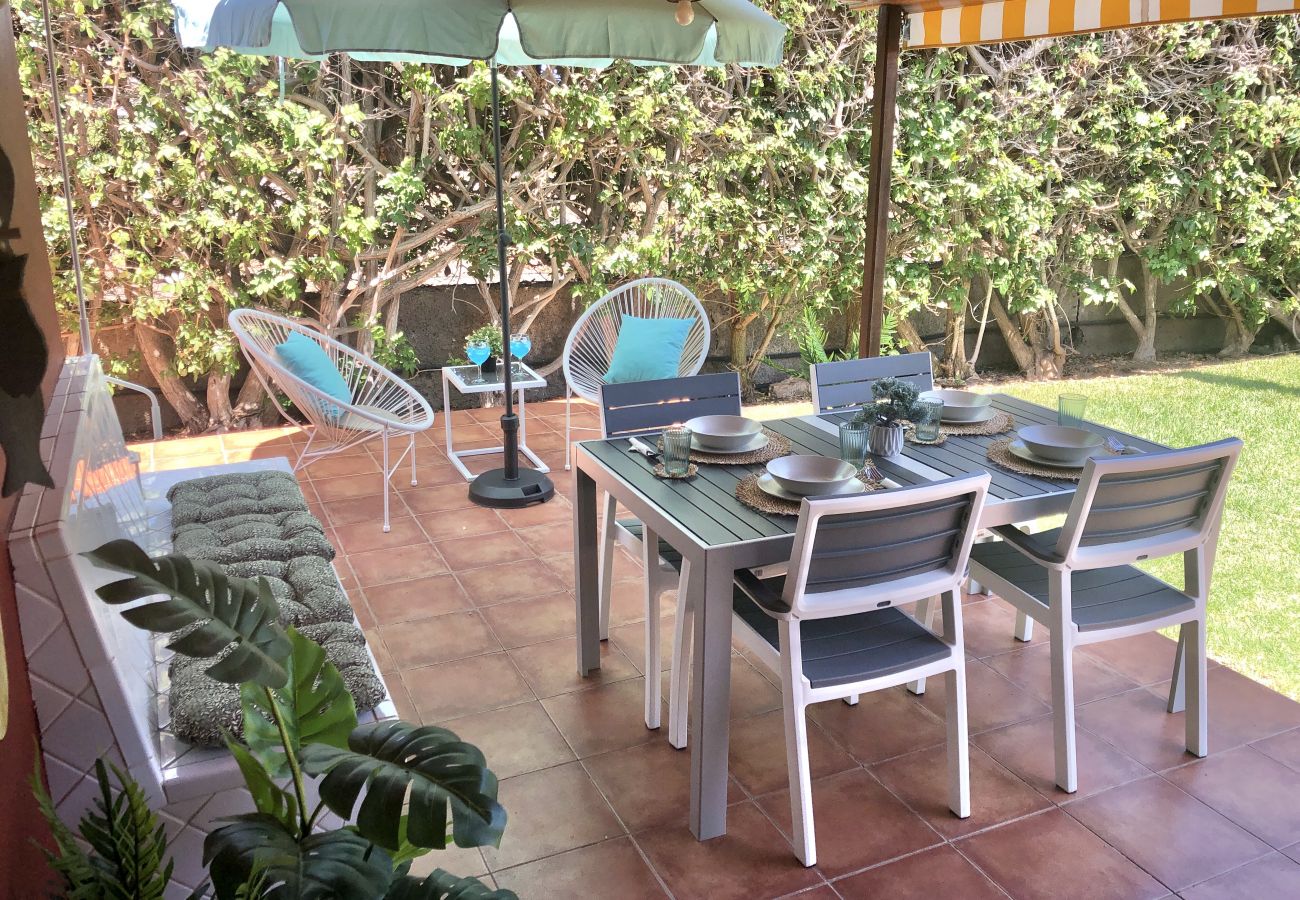 Bungalow in San Bartolomé de Tirajana - Sonnenschutz mit privater Terrasse