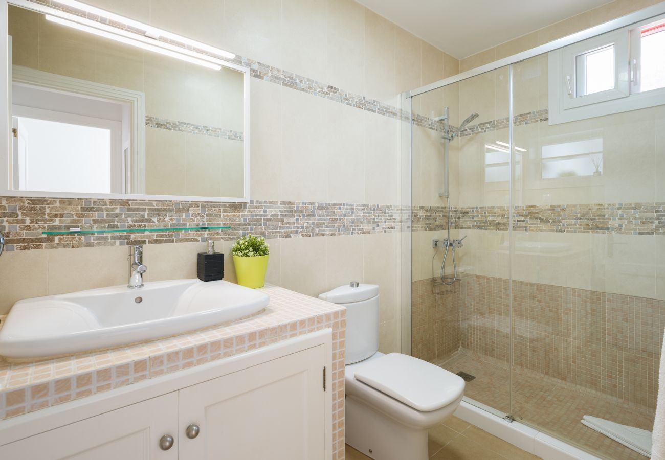 Bungalow in San Bartolomé de Tirajana - Sonnenschutz mit privater Terrasse