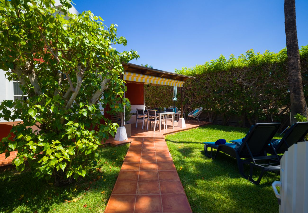 Bungalow in San Bartolomé de Tirajana - Sonnenschutz mit privater Terrasse