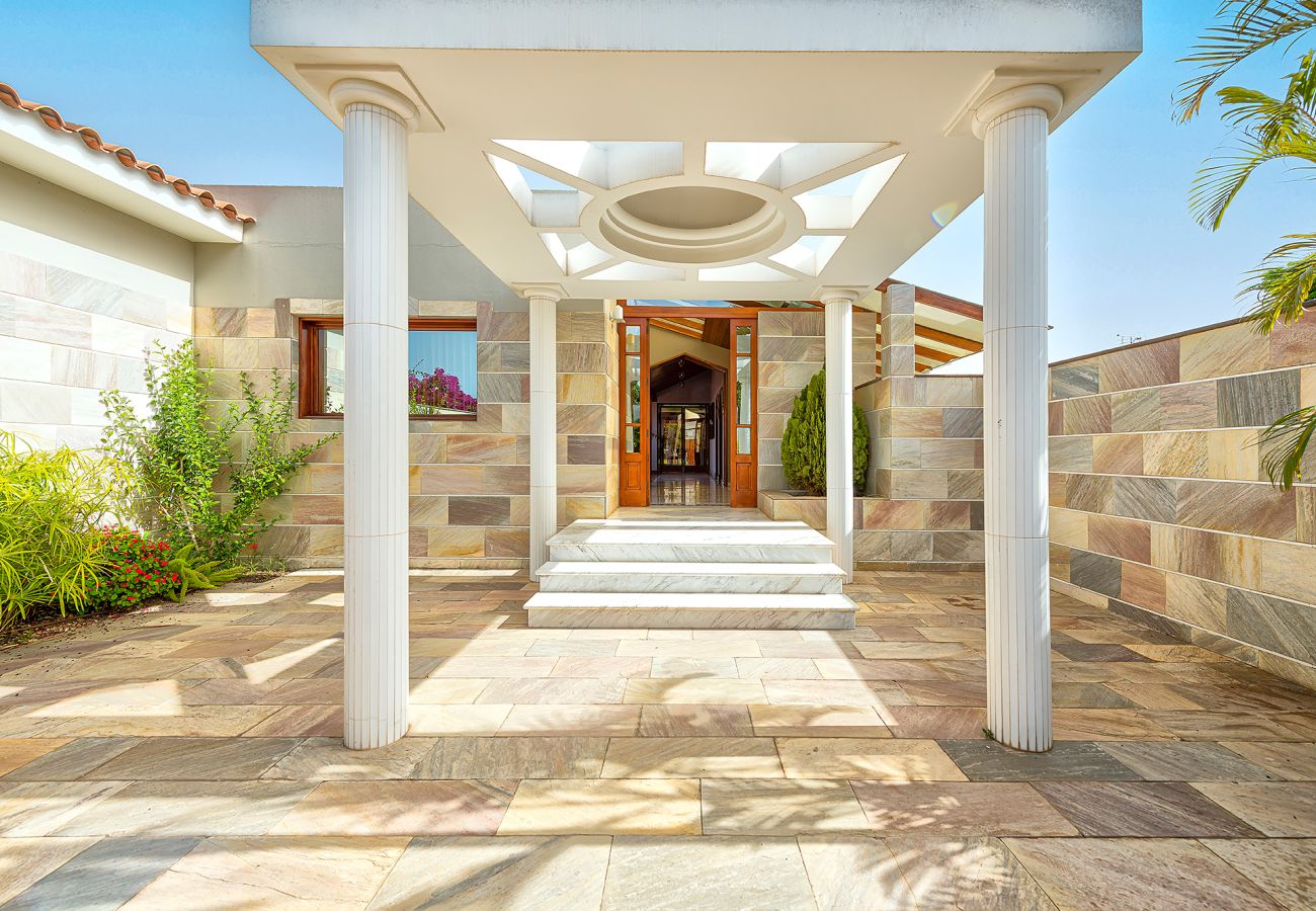 Chalet in San Bartolomé de Tirajana - Magic house with private pool, sauna and games