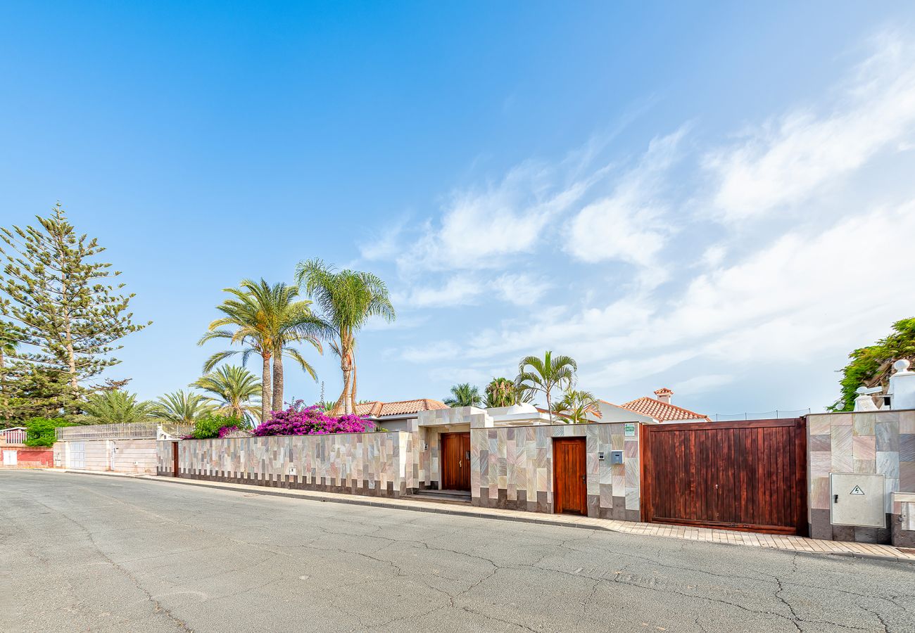 Chalet in San Bartolomé de Tirajana - Magic house with private pool, sauna and games