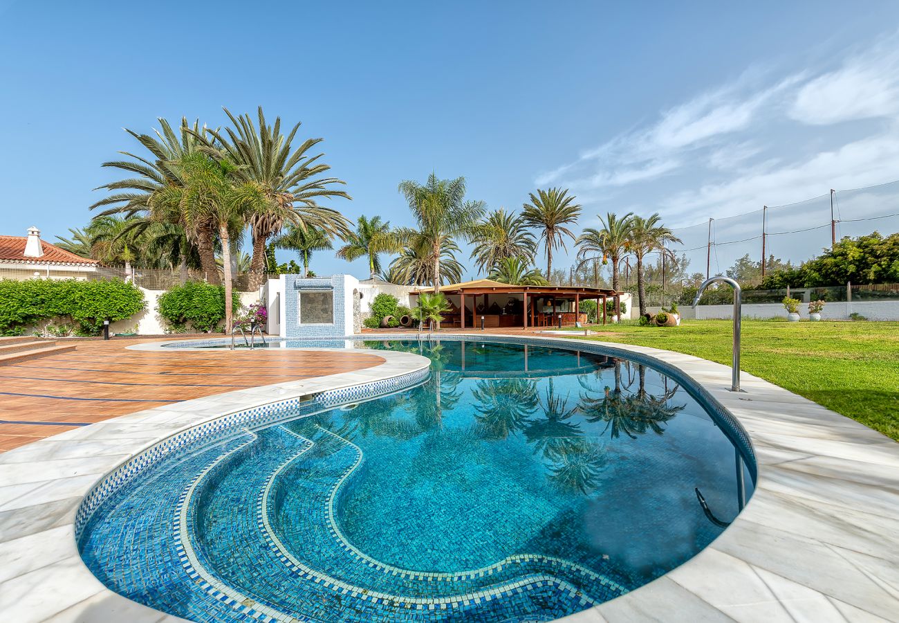 Chalet in San Bartolomé de Tirajana - Magic house with private pool, sauna and games