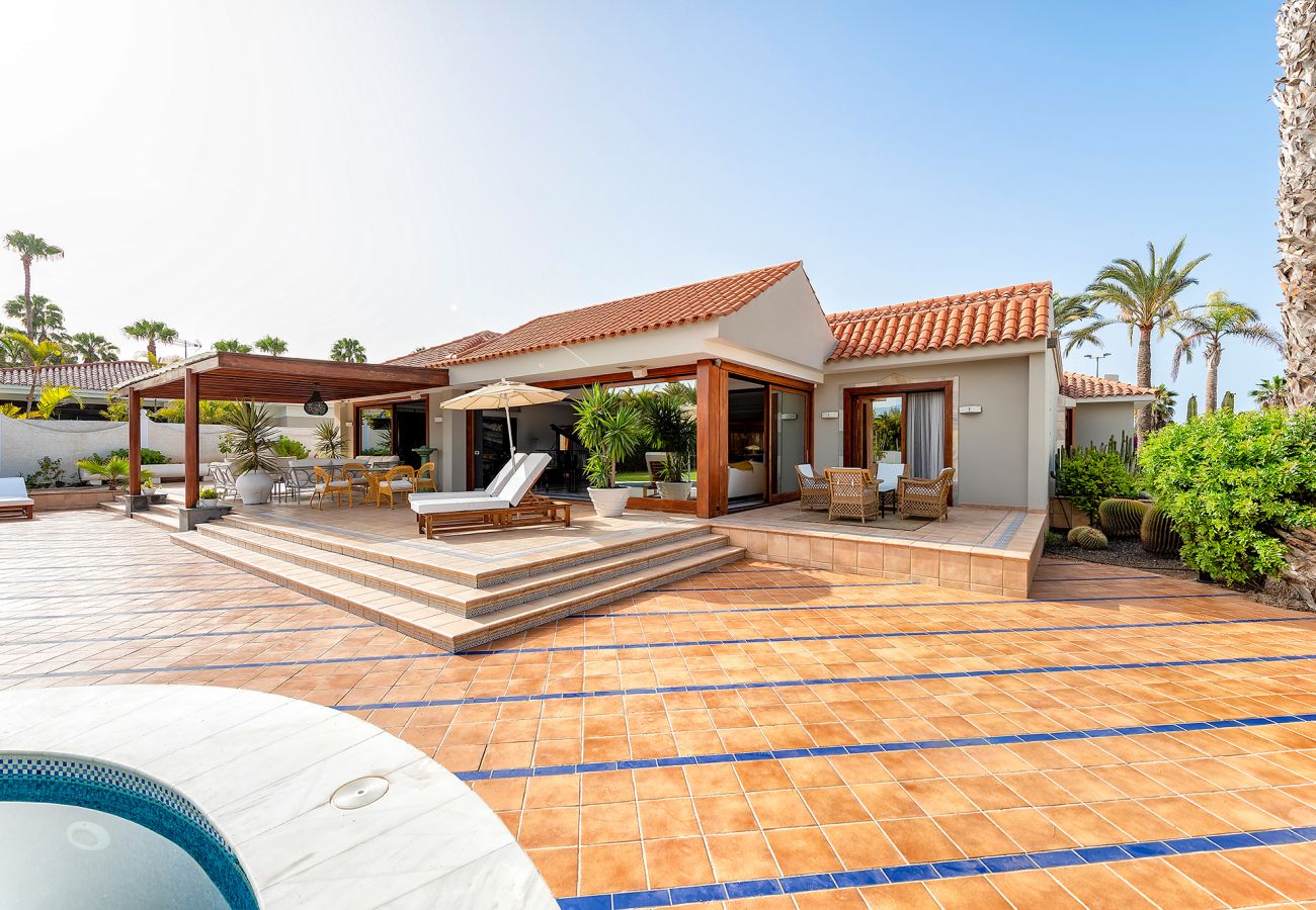 Chalet in San Bartolomé de Tirajana - Magic house with private pool, sauna and games