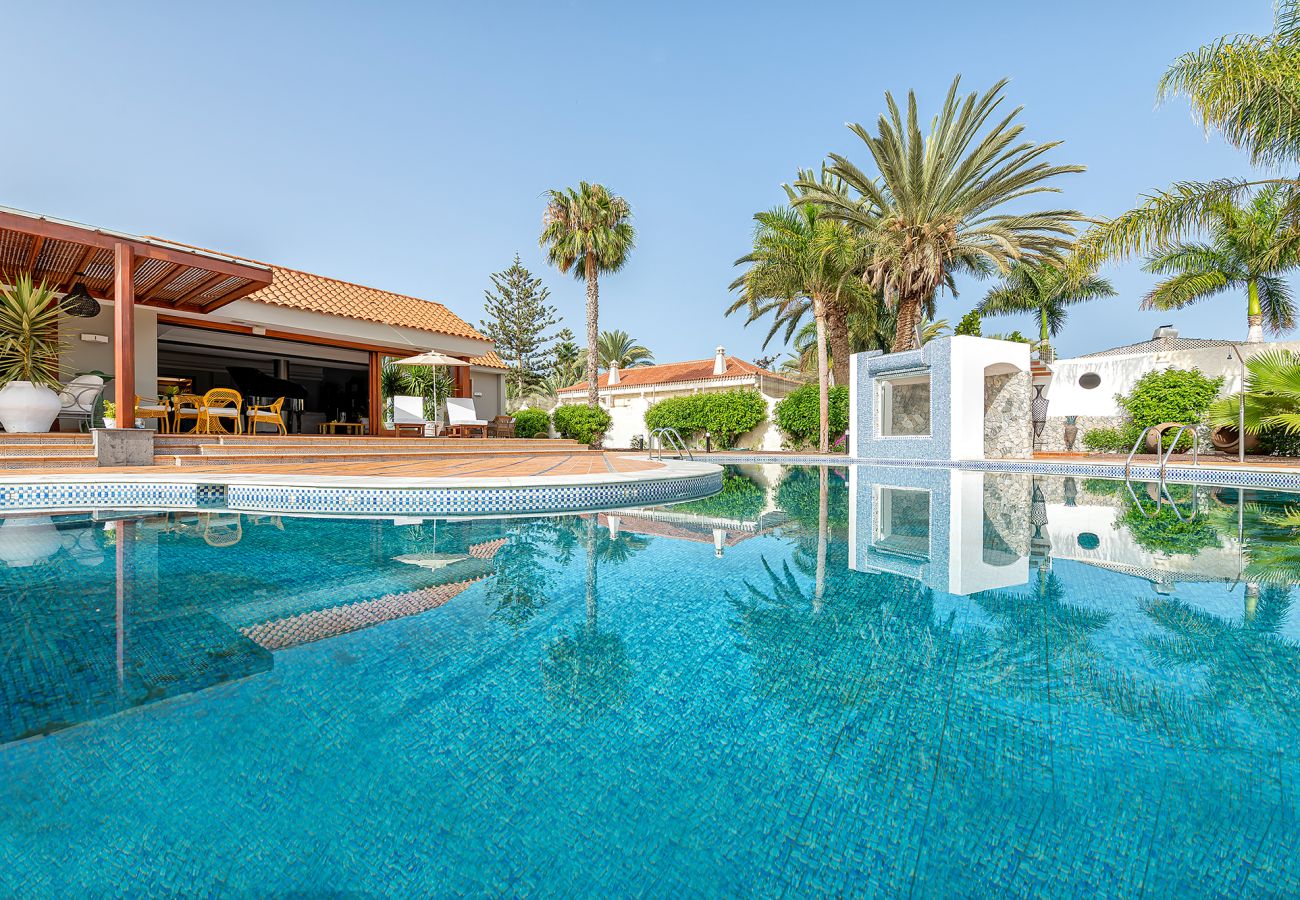 Chalet in San Bartolomé de Tirajana - Magic house with private pool, sauna and games