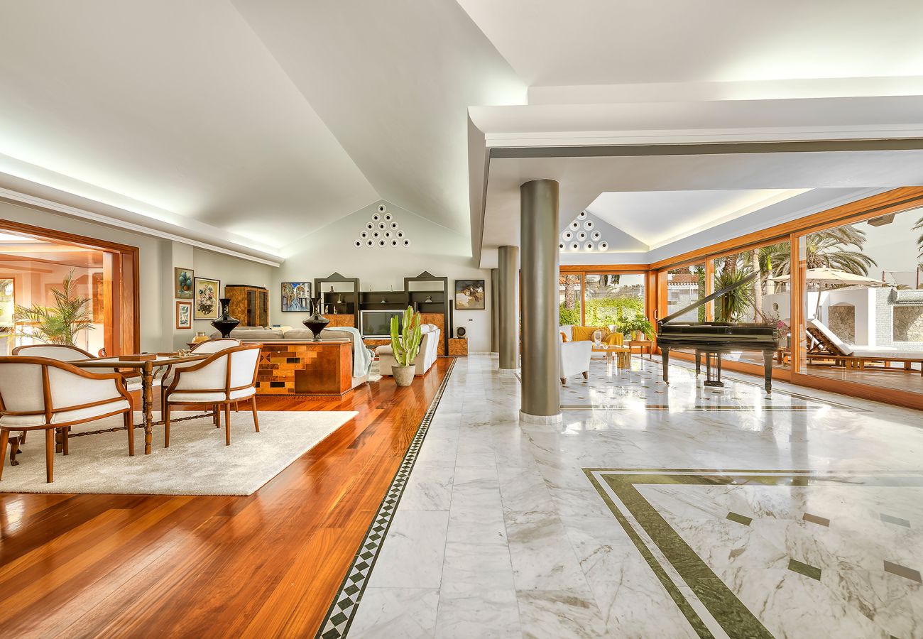 Chalet in San Bartolomé de Tirajana - Magic house with private pool, sauna and games