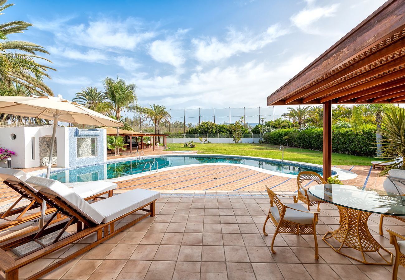 Chalet in San Bartolomé de Tirajana - Magic house with private pool, sauna and games