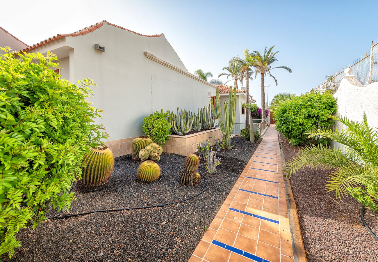 Chalet in San Bartolomé de Tirajana - Magic house with private pool, sauna and games
