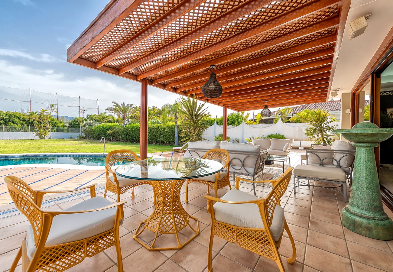 Chalet in San Bartolomé de Tirajana - Magic house with private pool, sauna and games