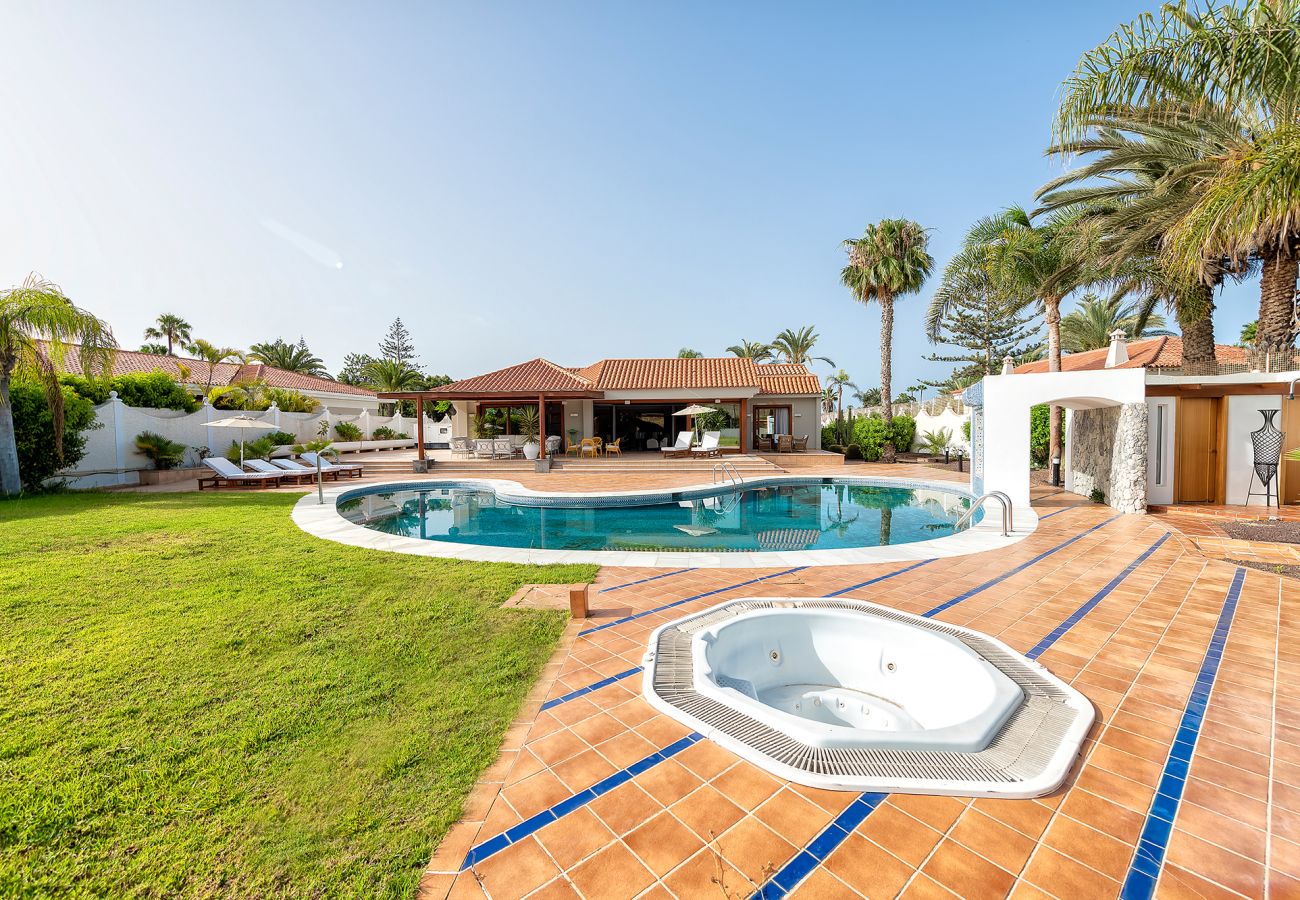 Chalet in San Bartolomé de Tirajana - Magic house with private pool, sauna and games