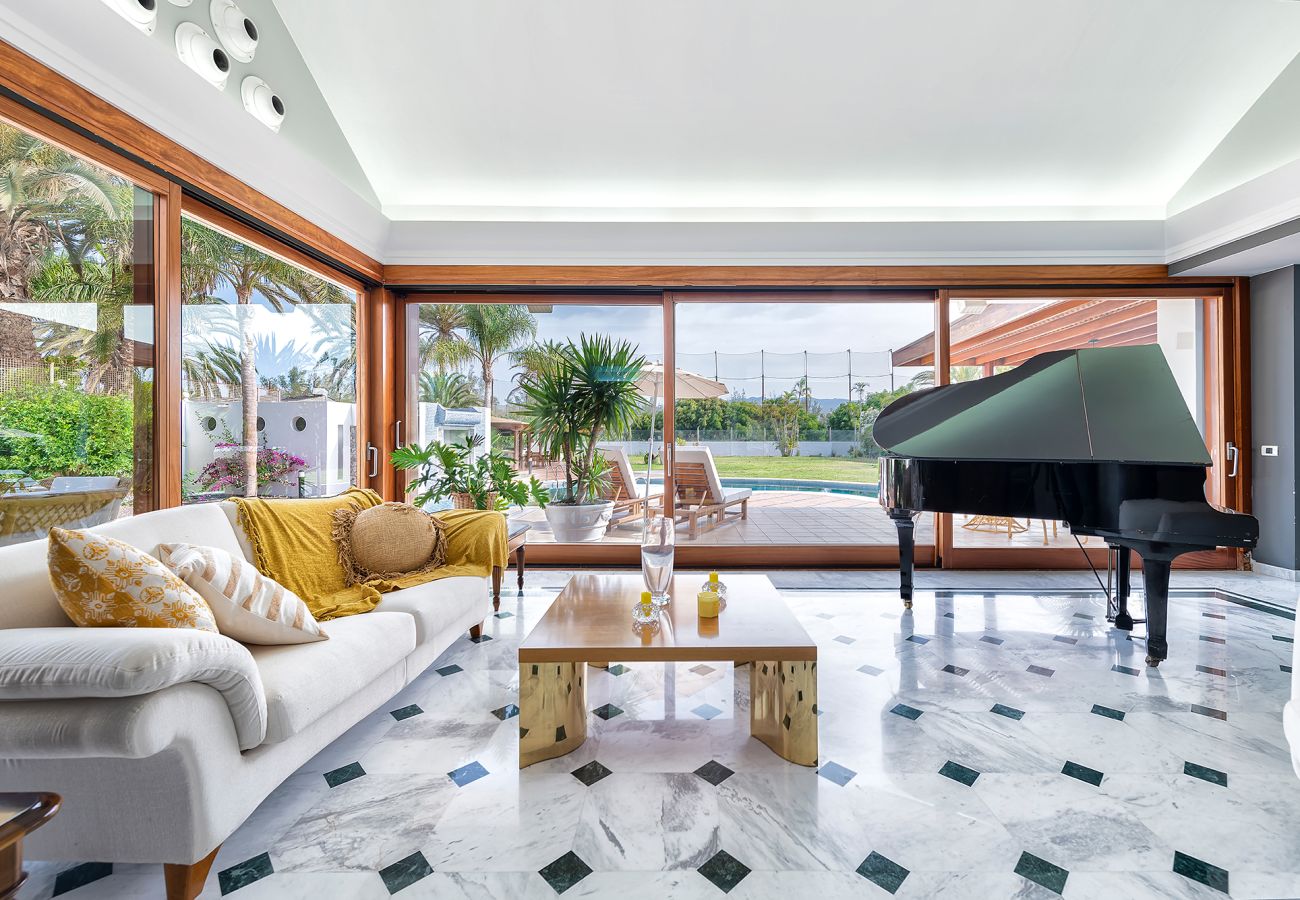 Chalet in San Bartolomé de Tirajana - Magic house with private pool, sauna and games