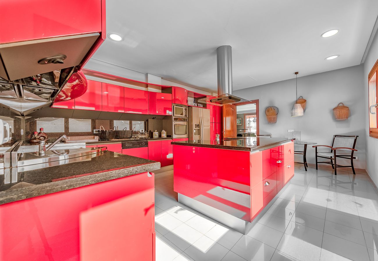 Chalet in San Bartolomé de Tirajana - Magic house with private pool, sauna and games