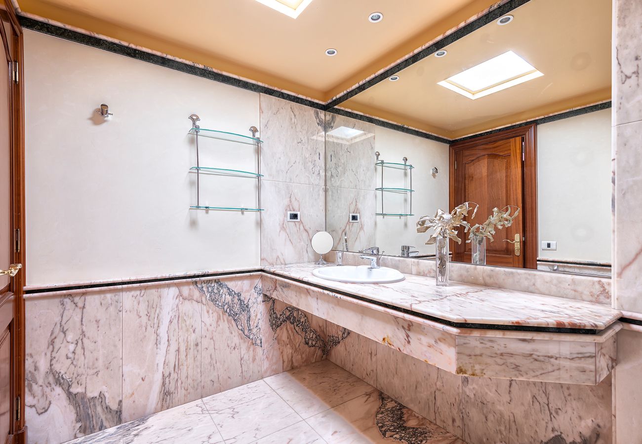 Chalet in San Bartolomé de Tirajana - Magic house with private pool, sauna and games