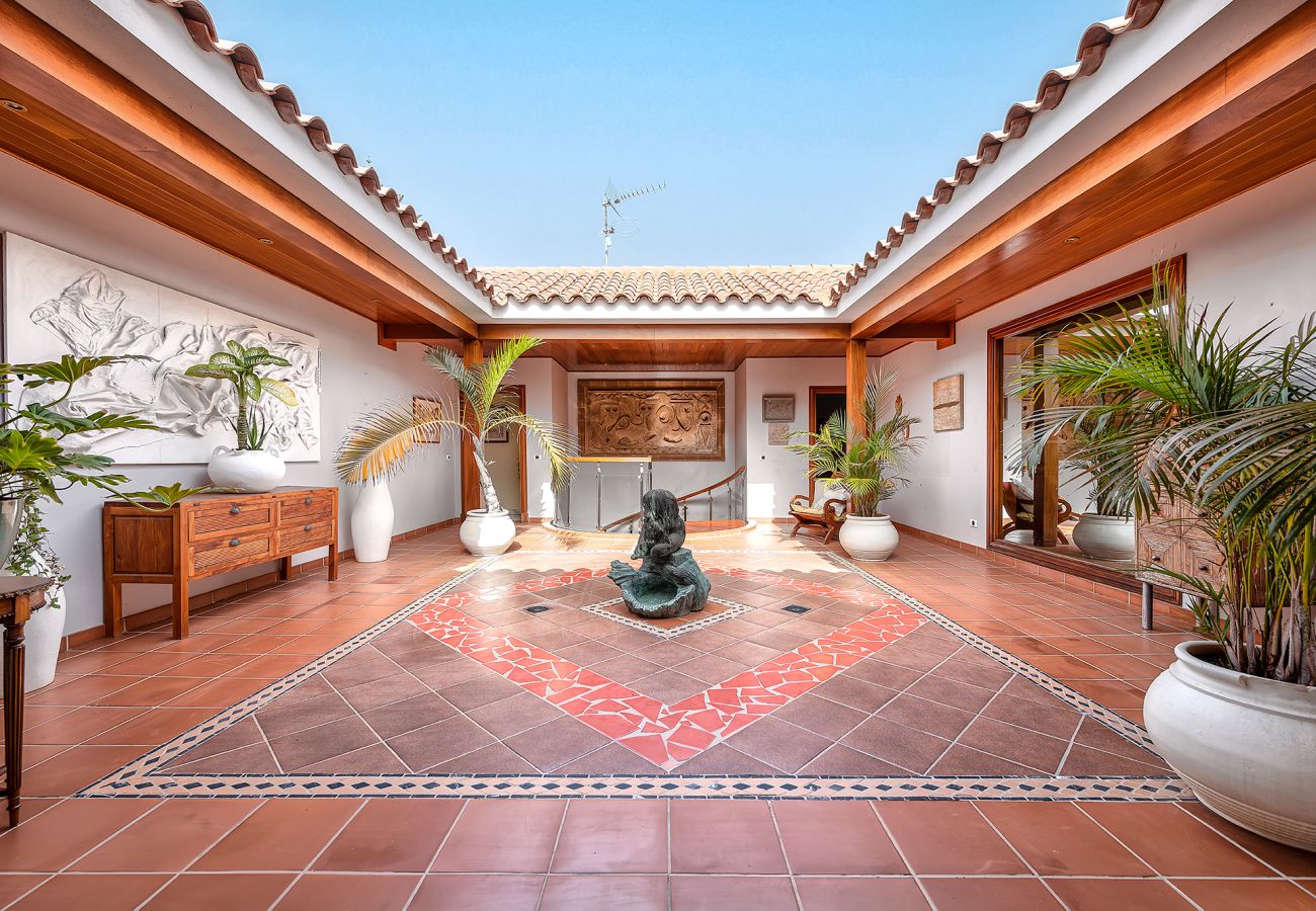 Chalet in San Bartolomé de Tirajana - Magic house with private pool, sauna and games