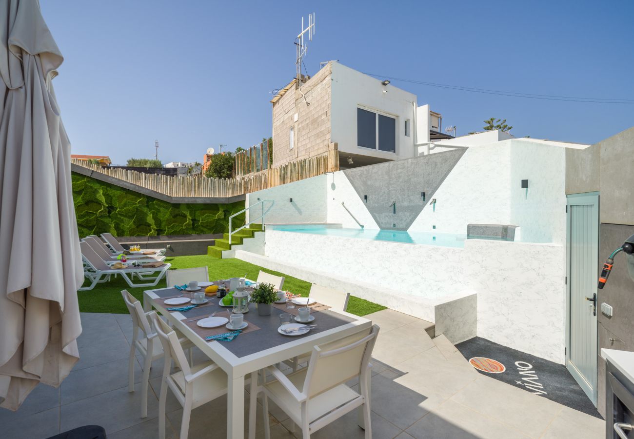 Doppelhaushälfte in San Bartolomé de Tirajana - Joviano Home private heated pool