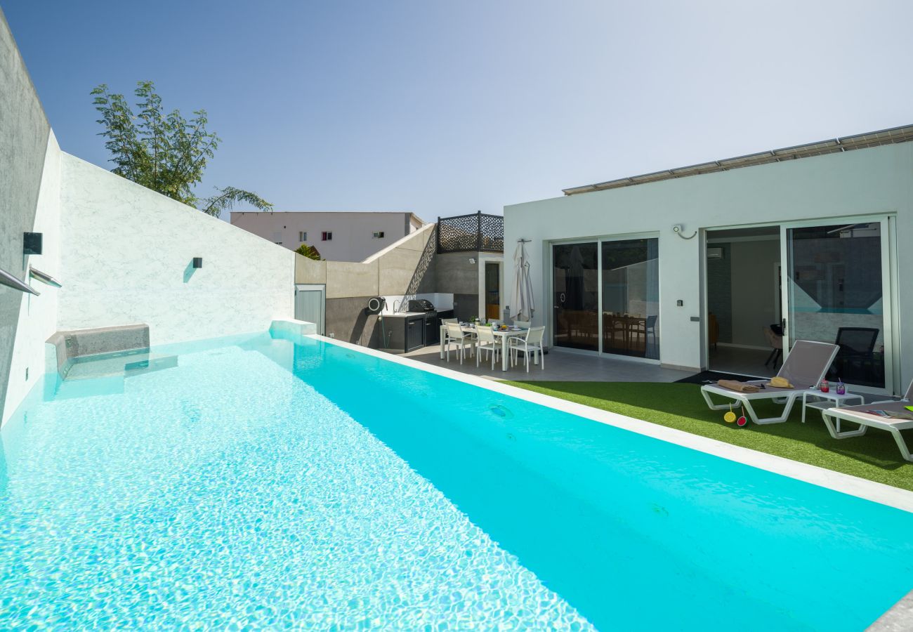 Doppelhaushälfte in San Bartolomé de Tirajana - Joviano Home private heated pool