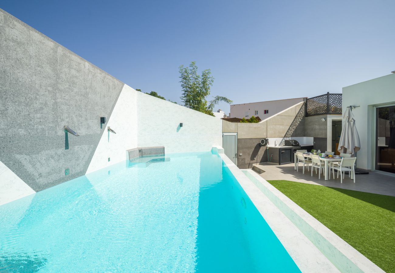 Doppelhaushälfte in San Bartolomé de Tirajana - Joviano Home private heated pool