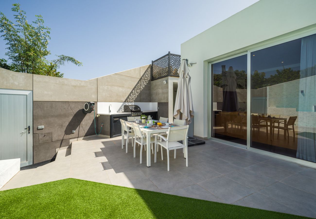 Doppelhaushälfte in San Bartolomé de Tirajana - Joviano Home private heated pool