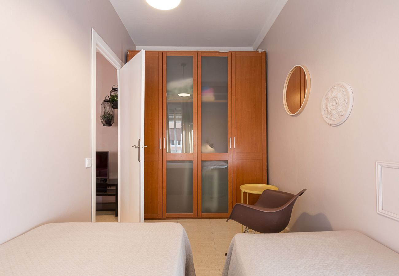 habitación con dos camas individuales en plaza españa barcelona