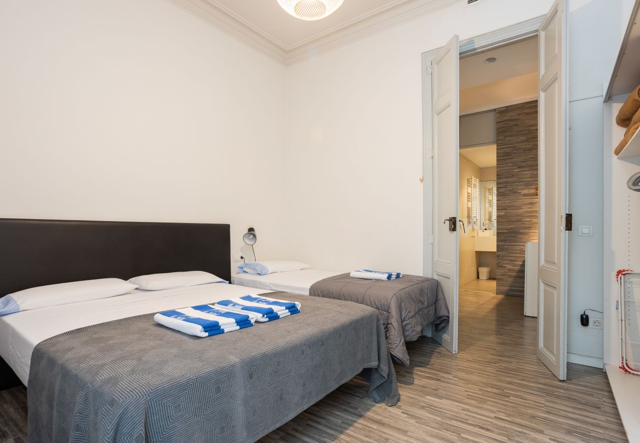 Apartamento en Barcelona - CASANOVA ELEGANCE, piso excelente, amplio, luminoso y tranquilo. Barcelona centro