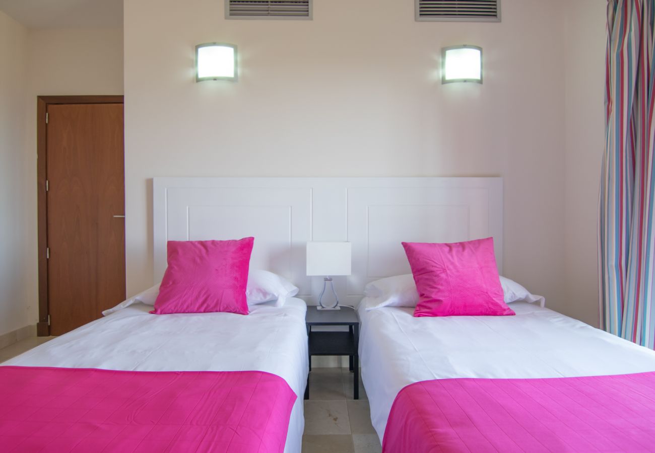 Villa en San Bartolomé de Tirajana - HomeForGuest Salobre Villa, 5PAX, WIFI, POOL, GREAT VIEWS 