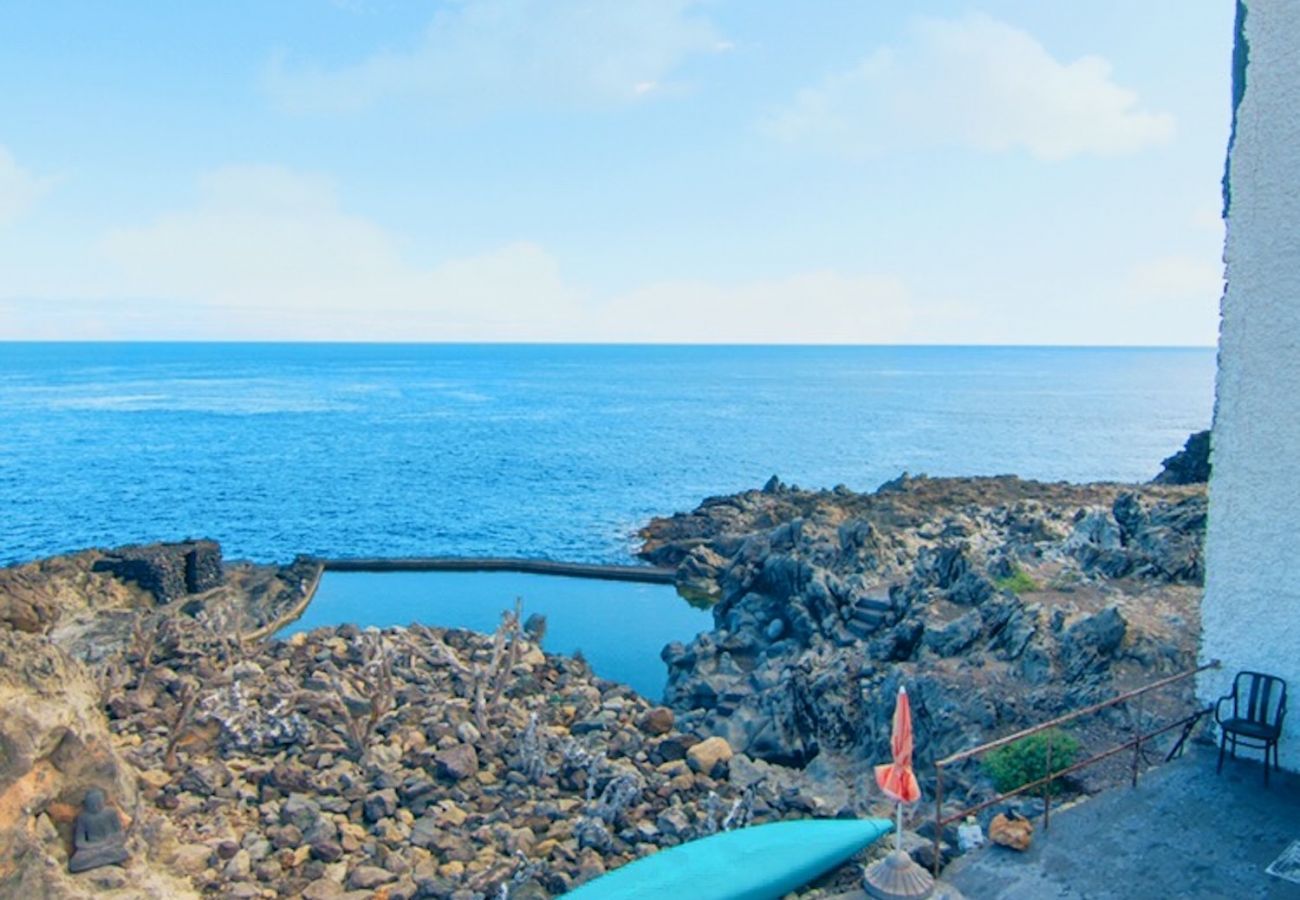 Apartamento en Arico - HomeForGuest NextDoor Oasis: frente al mar, terraza, piscina natural- HomeForGuest