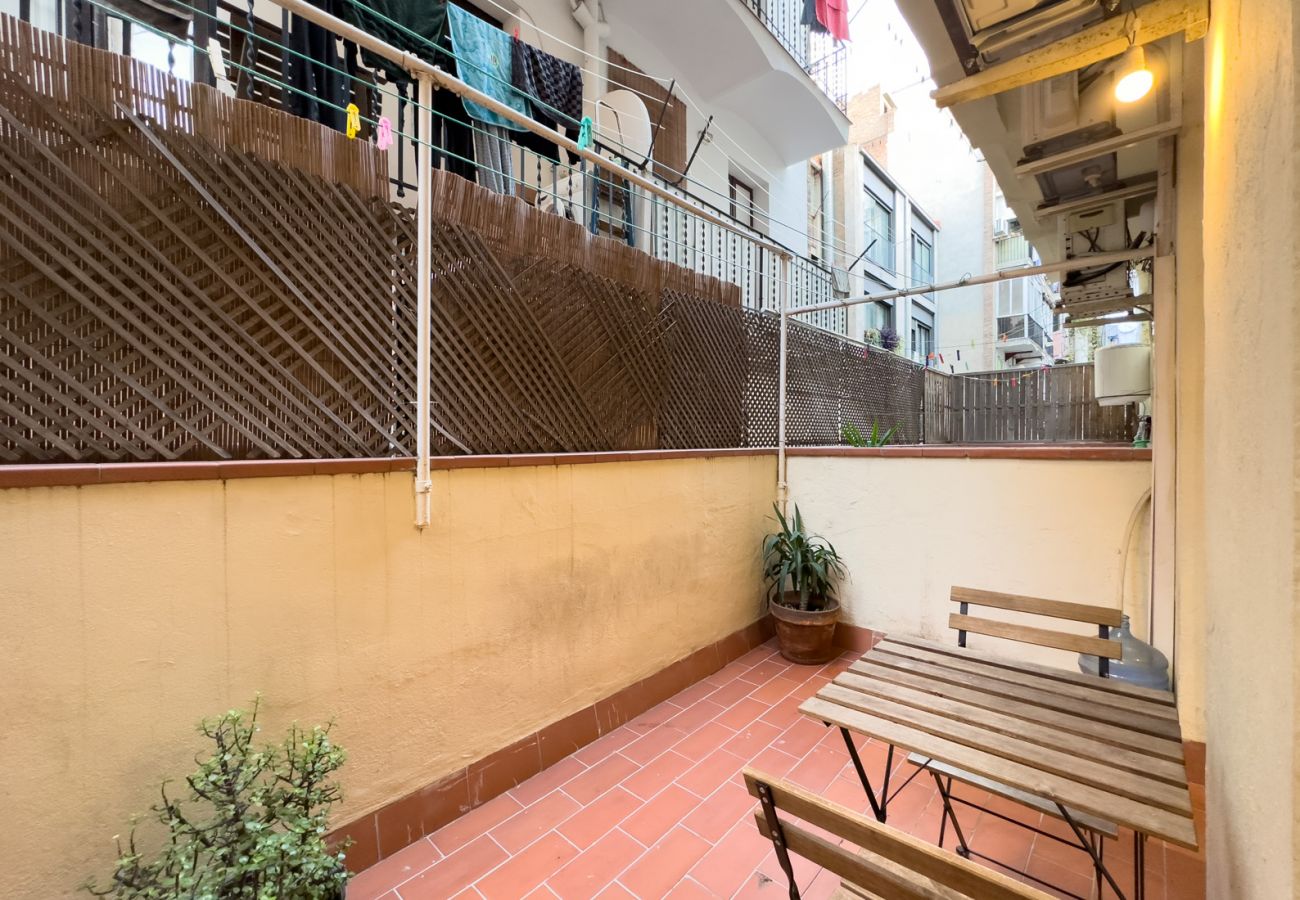 Apartamento en Barcelona - Piso bonito, restaurado en alquiler con patio terraza en Gracia, Barcelona centro