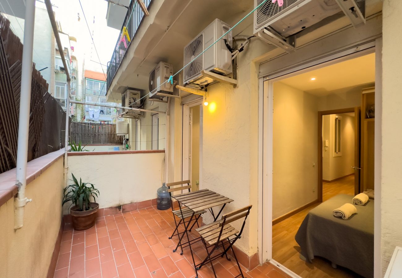 Apartamento en Barcelona - Piso bonito, restaurado en alquiler con patio terraza en Gracia, Barcelona centro