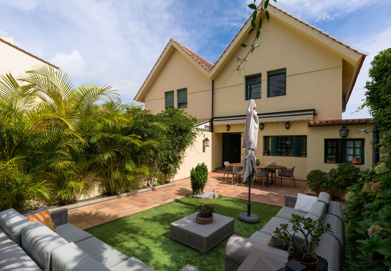 Casa en Santa Brígida - House with cozy garden BBQ 