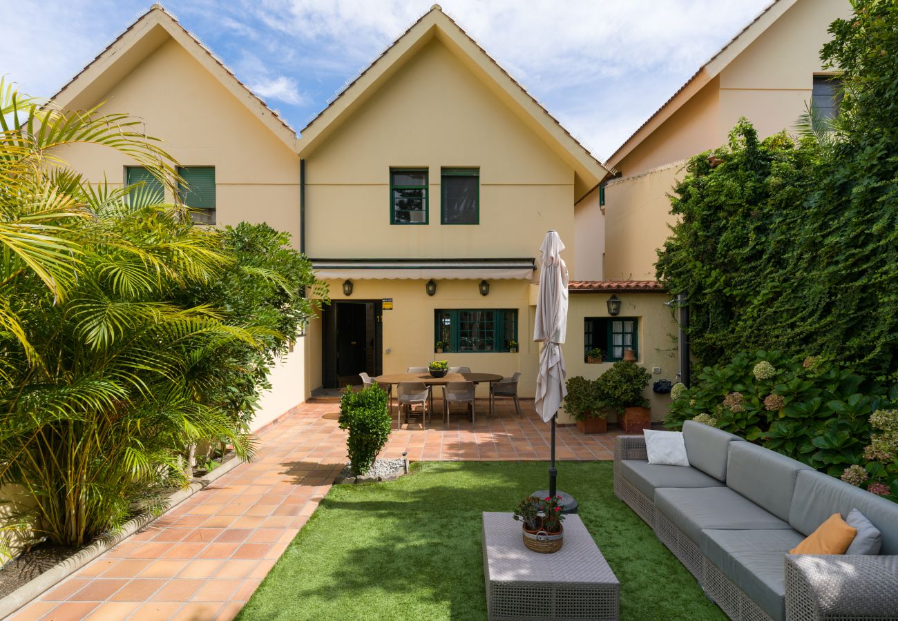 Casa en Santa Brígida - House with cozy garden BBQ 