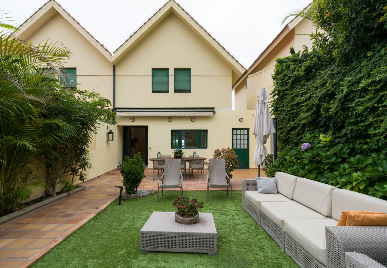 Casa en Santa Brígida - House with cozy garden BBQ 