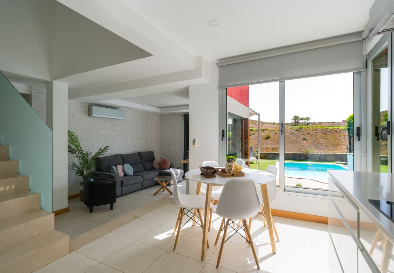 Villa en San Bartolomé de Tirajana - Piscina Privada con Cama Balinesa