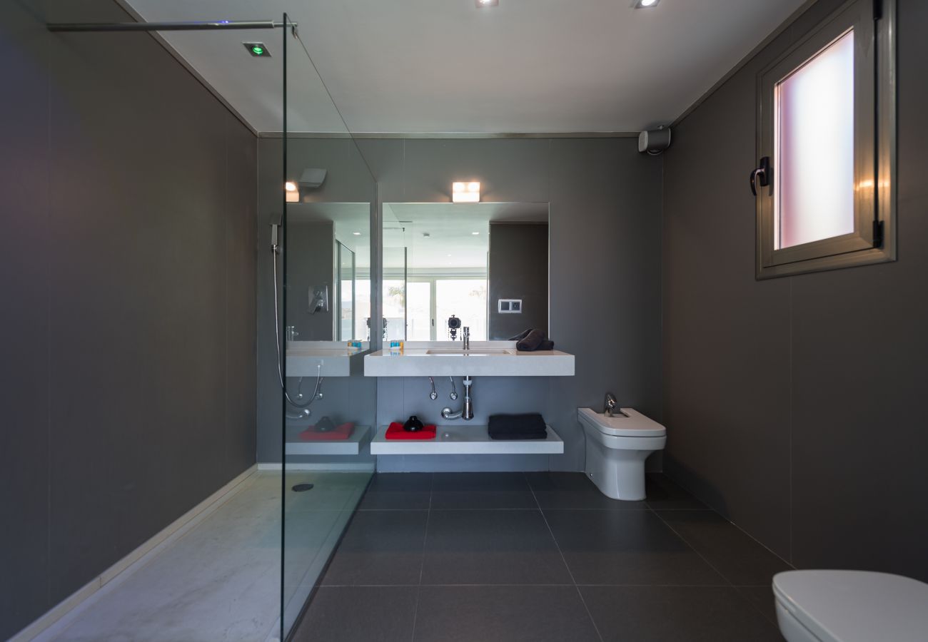 Chalet en San Bartolomé de Tirajana - Espectacular villa con piscina privada grande, ideal para familias