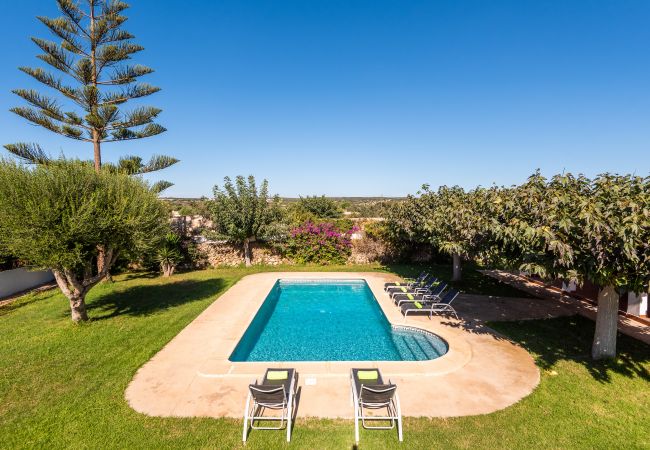 villa à Ciutadella de Menorca - Villa à la campagne, entouré de fleurs, piscine, barbecue ....