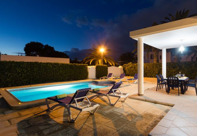 Villa à Cala Blanca - Villa de 4 chambres au rez-de-chaussée avec piscine privée