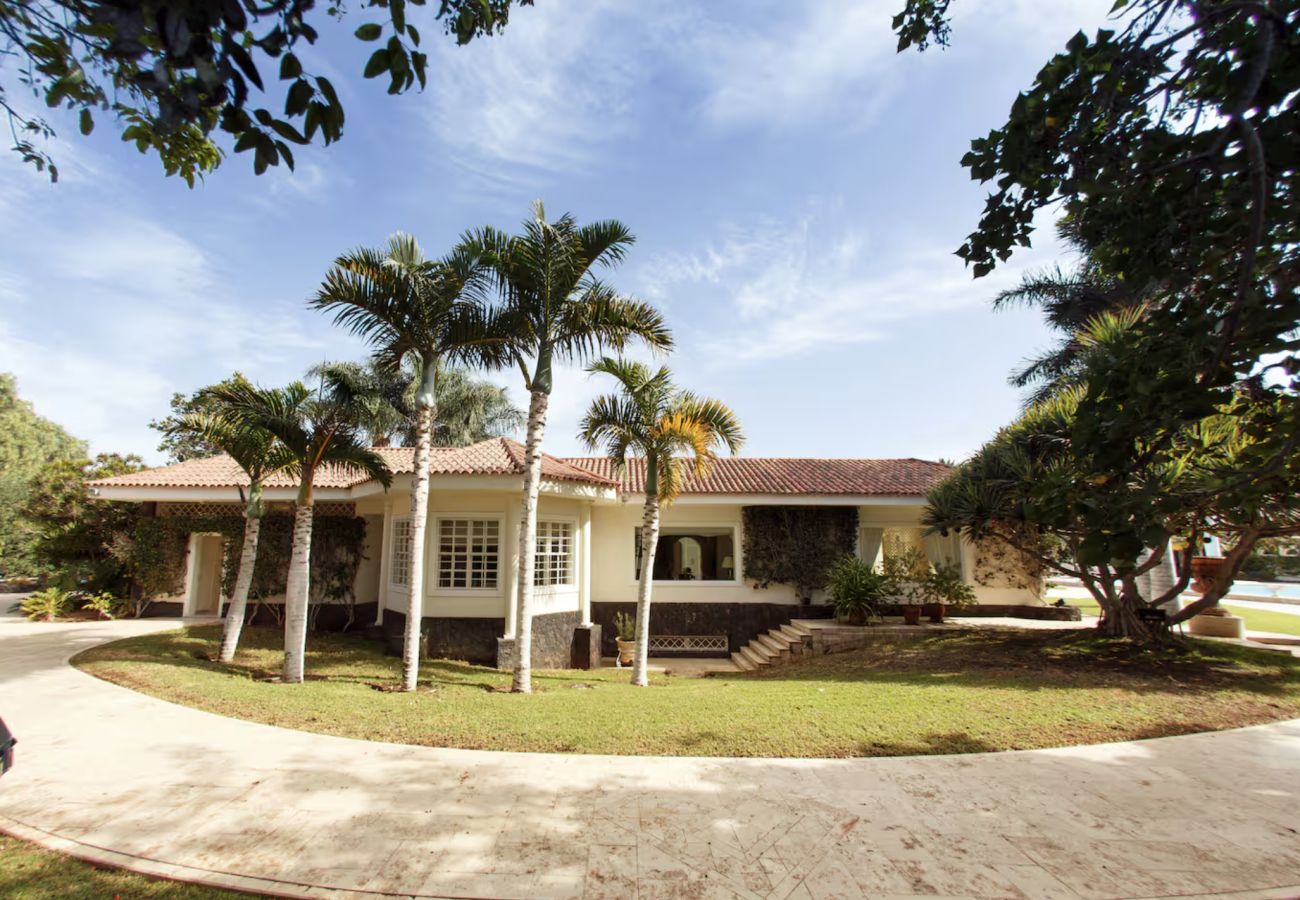Villa à San Bartolomé de Tirajana - Sunset Luxe Retreat