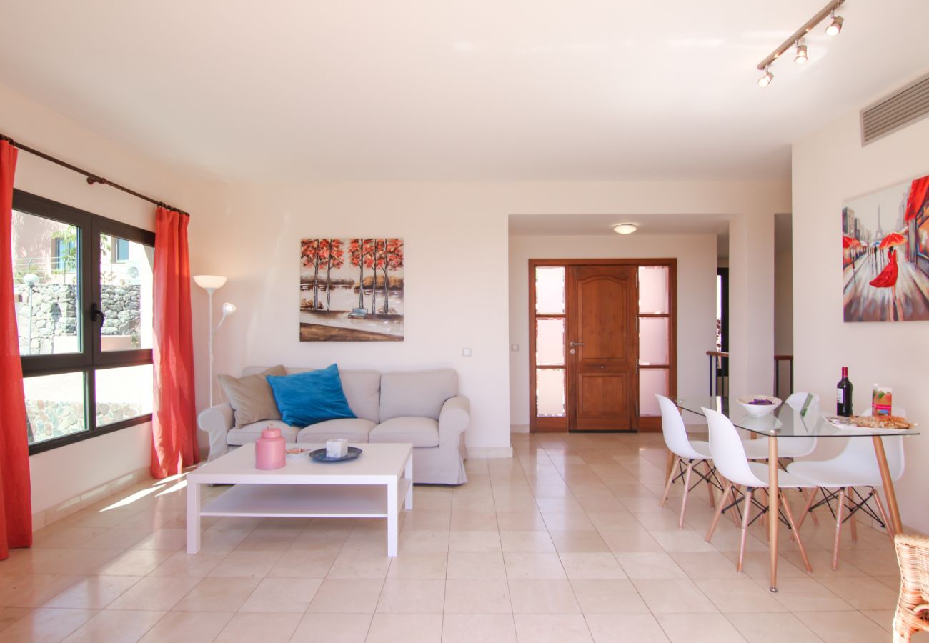 Villa à San Bartolomé de Tirajana - HomeForGuest Salobre Villa, 5PAX, WIFI, POOL, GREAT VIEWS